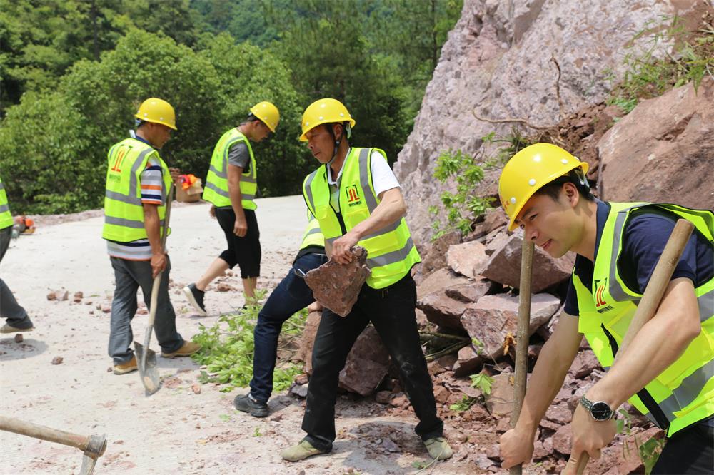 福建晉恒建設(shè)工程有限公司前往錢園橋大隊(duì)塹上村搶險(xiǎn)救災(zāi)