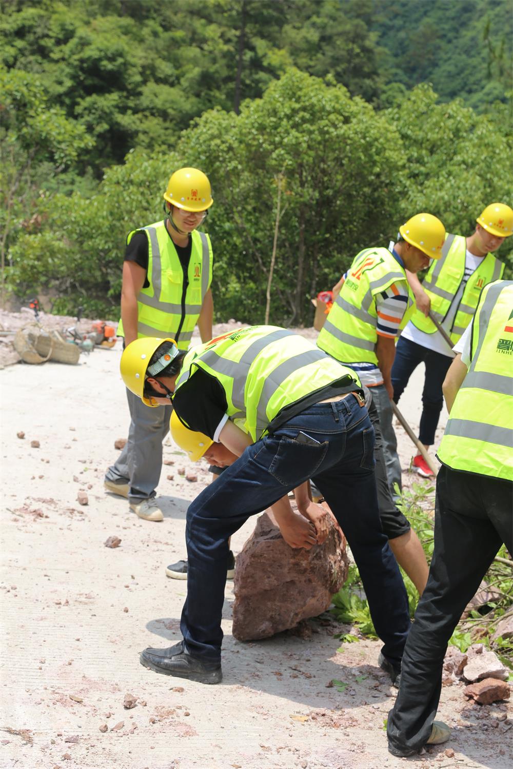 福建晉恒建設(shè)工程有限公司前往錢園橋大隊(duì)塹上村搶險(xiǎn)救災(zāi)