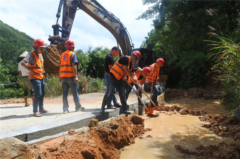 福建易順建筑工程有限公司提供技術(shù)人員和設(shè)備幫助祖墩鄉(xiāng)進行災(zāi)后重建