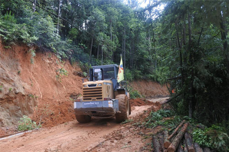 福建易順建筑工程有限公司提供技術(shù)人員和設(shè)備幫助祖墩鄉(xiāng)進行災(zāi)后重建