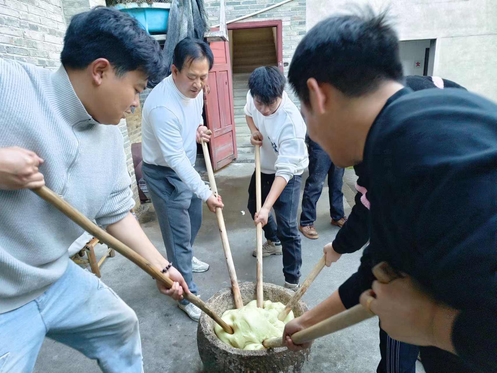 易順建工集團(tuán)：體驗(yàn)黃粿制作，傳承傳統(tǒng)文化