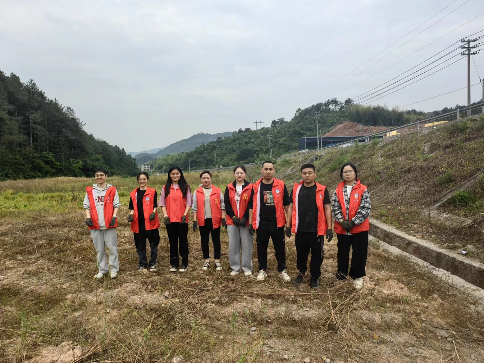 易順建工集團有限公司入黨積極分子參加南門村、錢園橋村撂荒地整治活動