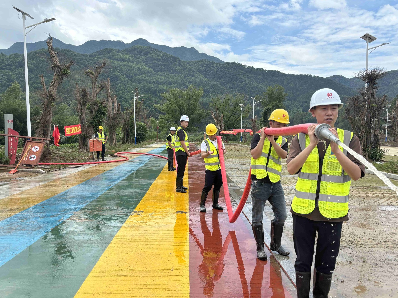 易順建工集團有限公司總經(jīng)理李晉恒率領廣東子公司、廈門分公司負責人馳援梅口埠 助力災后淤泥垃圾清理工作